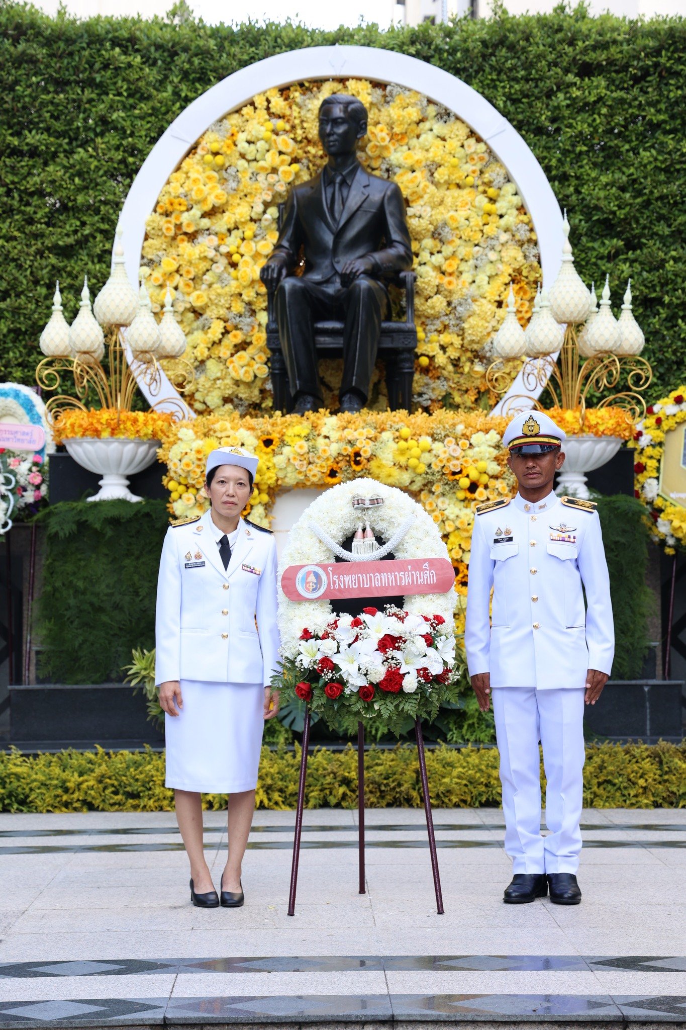 แพทย์หญิง ฉัตรสุมาลย์ ตันติกุล รองผู้อำนวยการโรงพยาบาลทหารผ่านศึก (ฝ่ายการแพทย์) เป็นผู้แทนในพิธีวางพวงมาลา